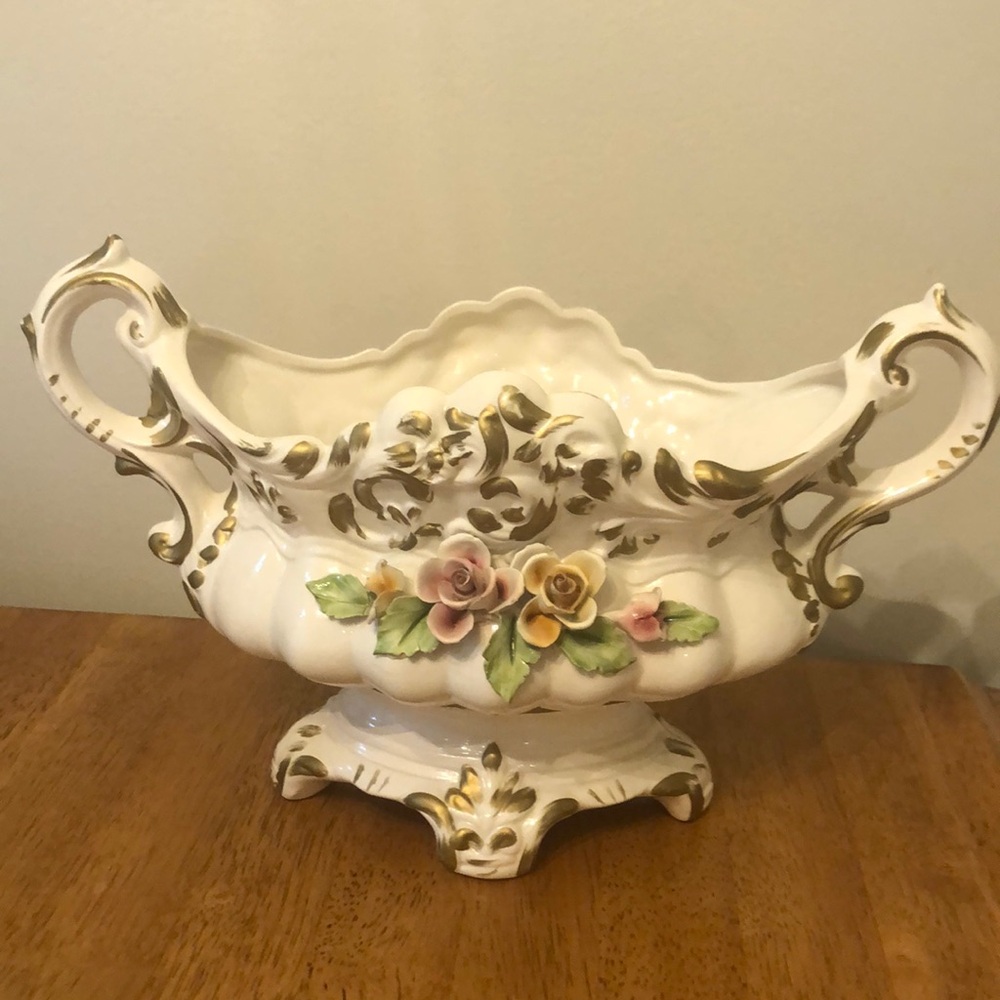 Capodimonte bowl/vase in excellent condition.Authentic!! 7x12 size
